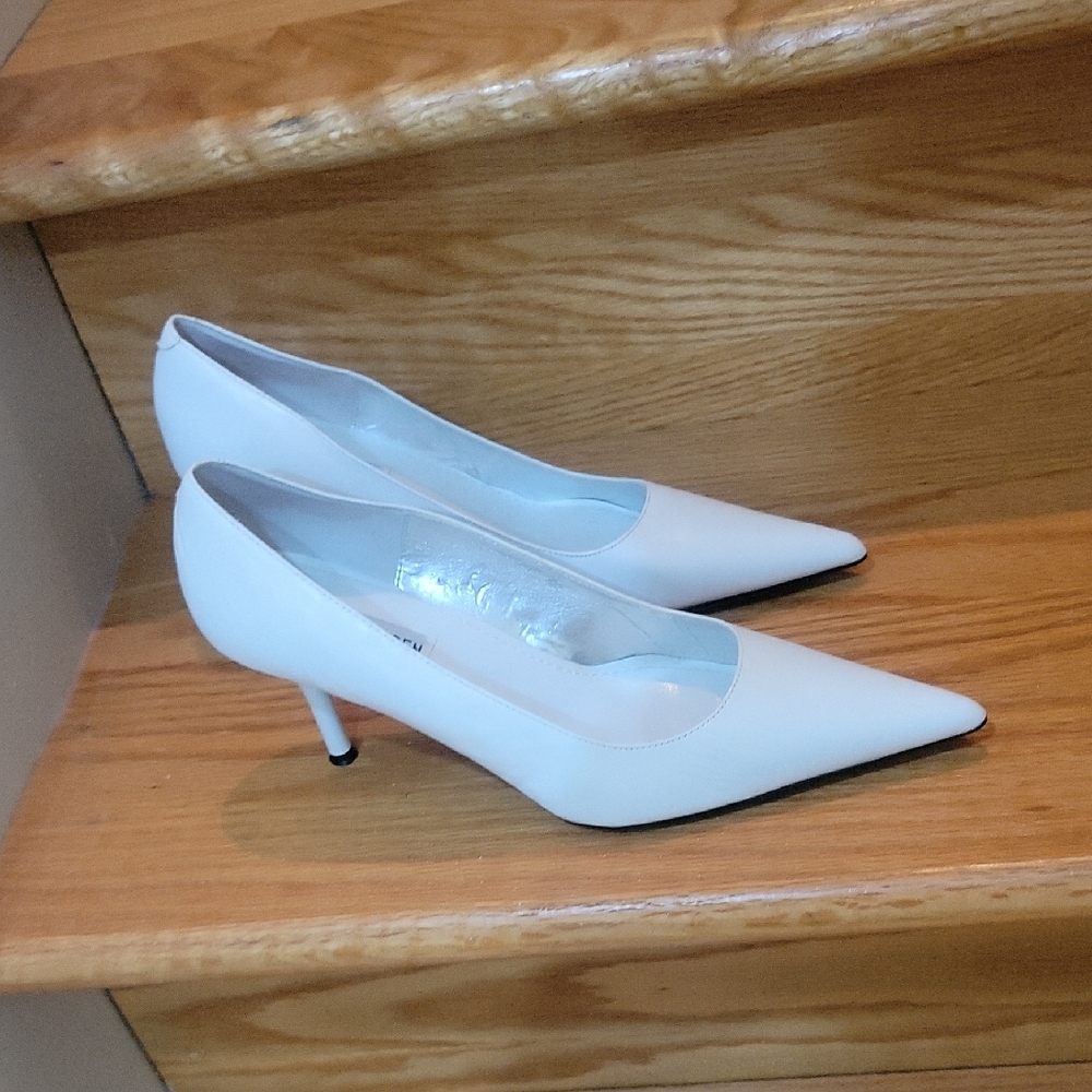 White leather pumps by STEVE MADDEN; size 8